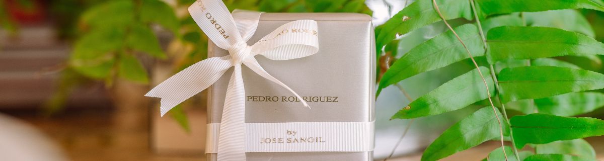 Anillo de compromiso en oro amarillo con diamante, símbolo de elegancia clásica y lujo atemporal – Pedro Rodríguez Joyeros